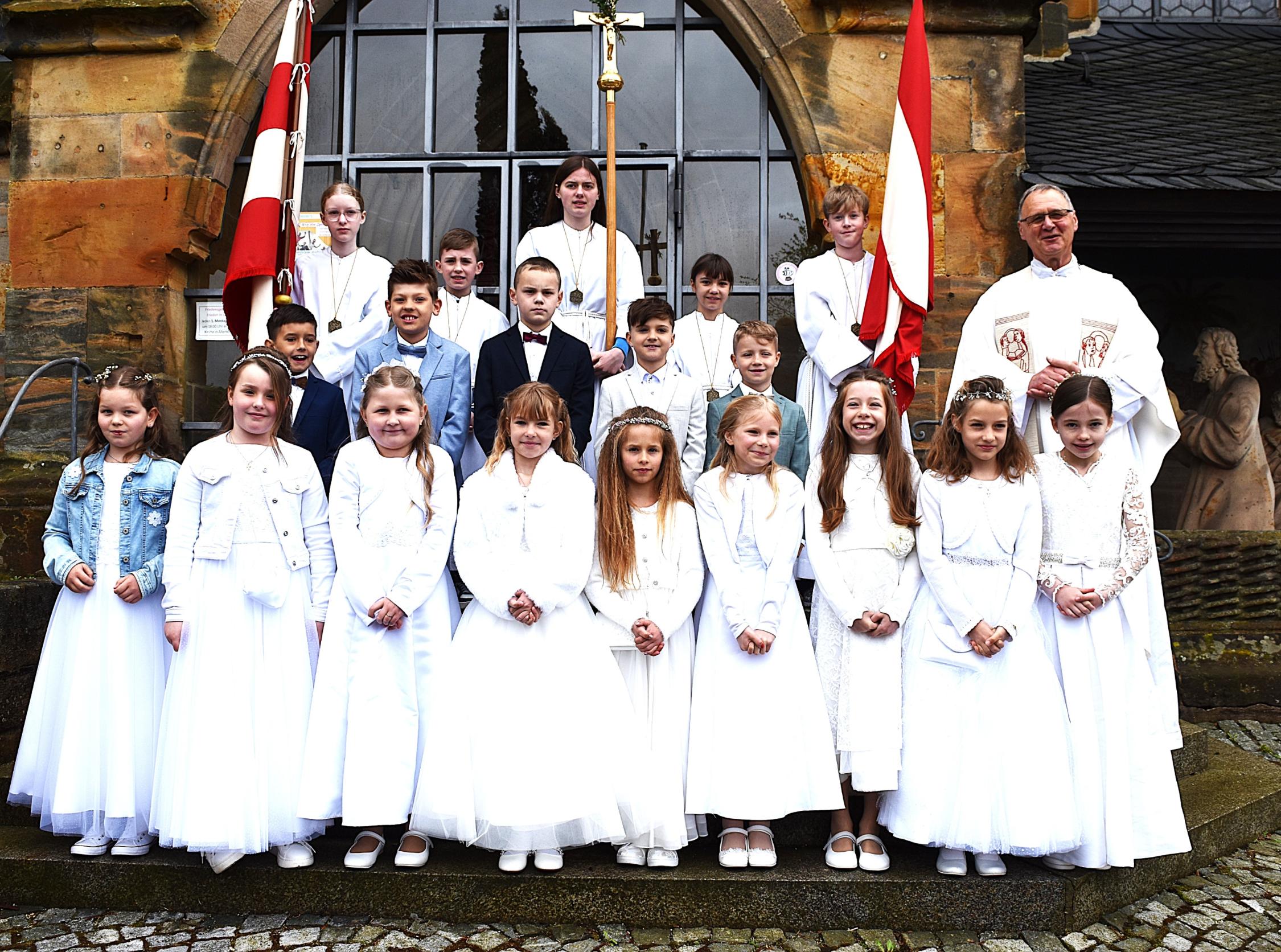 Erstkommunion Altenkunstadt, Gruppenfoto Erstkommunionkinder mit Pfarrer Birkel und Ministranten