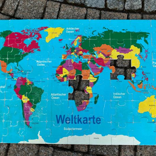 Jugendgottesdienst in Mainroth, Weltkarte, Puzzle
